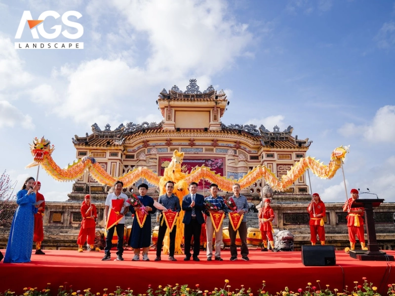 Đại diện AGS vinh dự nhận lưu niệm tại Lễ Khai mạc Hội Xuân Huế 2026 (Nguồn: AGS Landscape) Đại diện AGS vinh dự nhận lưu niệm tại Lễ Khai mạc Hội Xuân Huế 2026 (Nguồn: AGS Landscape)