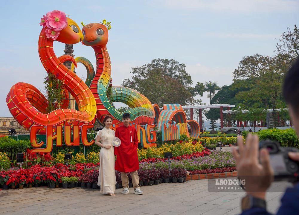 Cặp linh vật rắn ở Huế vừa lộ diện đã gây sốt