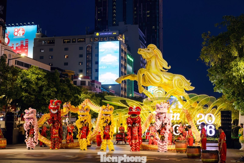 [tienphong.vn] 'Tọa độ' check-in mới và hành trình văn hóa của người trẻ ở đường hoa Tết Bính Ngọ