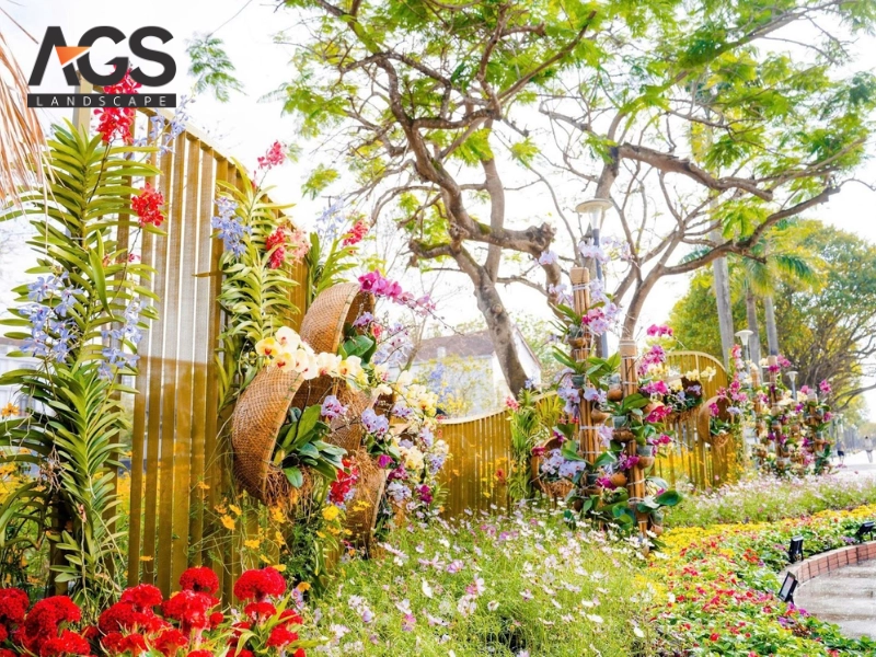 Các vòm lan, giàn lan tại đầu cầu Trường Tiền (Nguồn: AGS Landscape) Các vòm lan, giàn lan tại đầu cầu Trường Tiền (Nguồn: AGS Landscape)